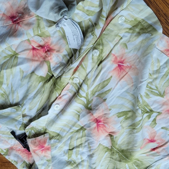 Forever 21 floral cropped hawaiin button down!! Flowy, cute, flattering - Picture 6 of 6